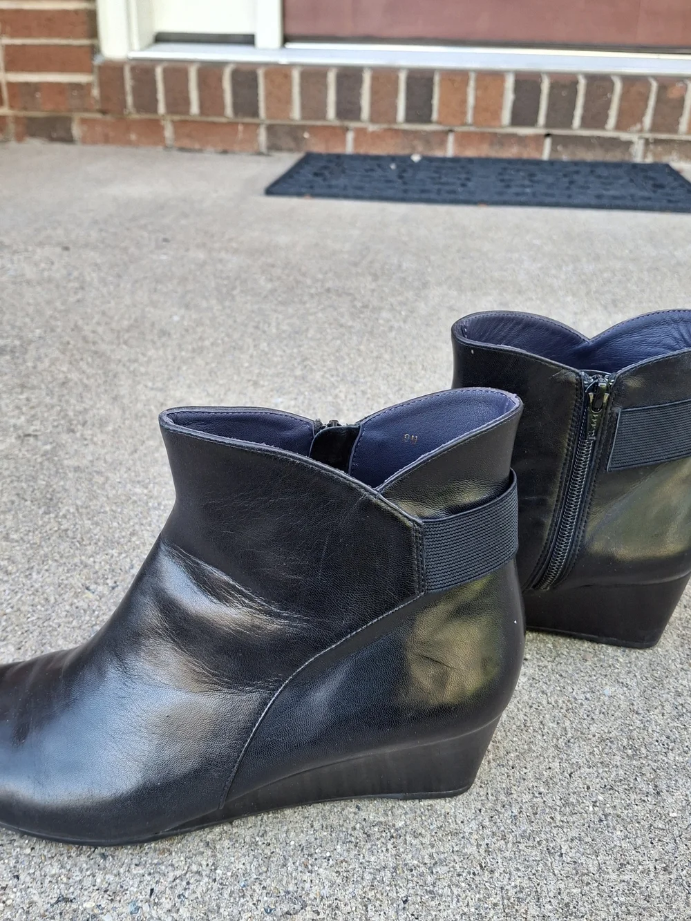 Van Eli Women's Black Leather Ankle Boots - Classic Zip Side Style, Size 9